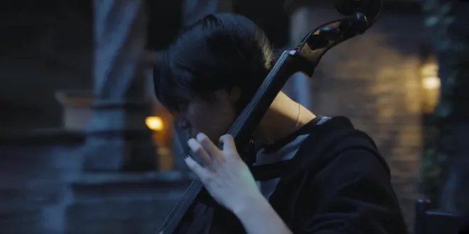 Wednesday Addams al violoncello nella serie Netflix